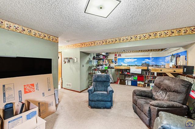 3201 SW 35th TER, Topeka, KS 66614