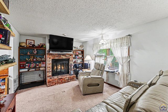 3201 SW 35th TER, Topeka, KS 66614