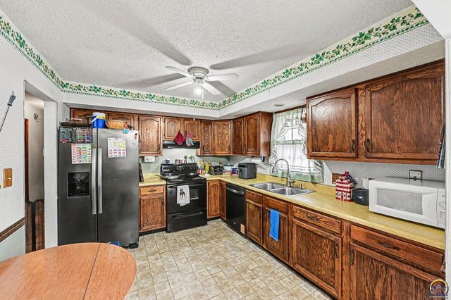 3201 SW 35th TER, Topeka, KS 66614