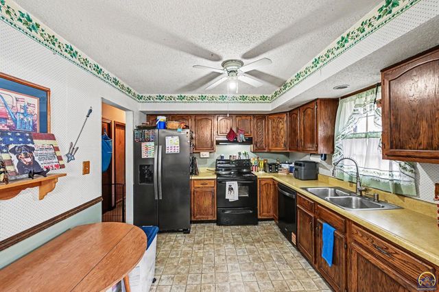 3201 SW 35th TER, Topeka, KS 66614