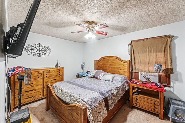 3201 SW 35th TER, Topeka, KS 66614