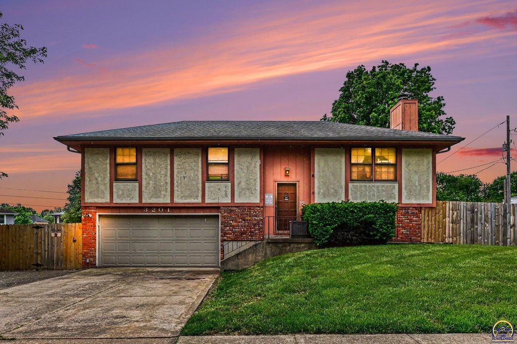 3201 SW 35th TER, Topeka, KS 66614