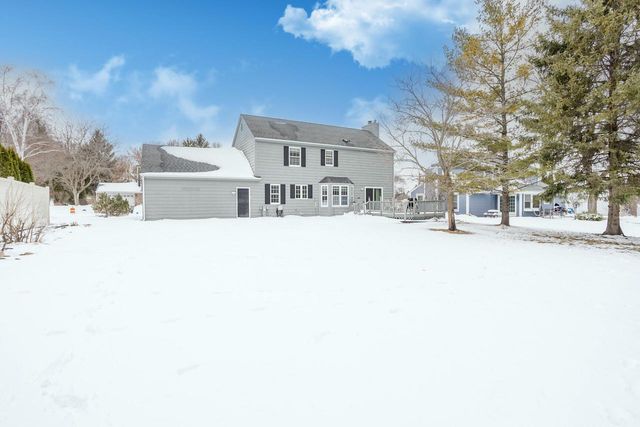 724 Overland TRAIL, Grafton, WI 53024