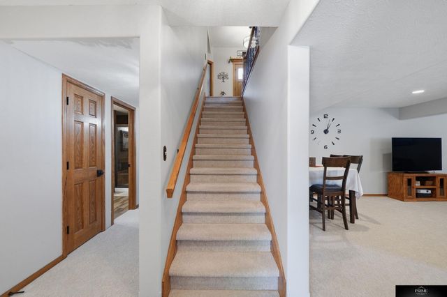 8220 Trail Ridge Court, Lincoln, NE 68505