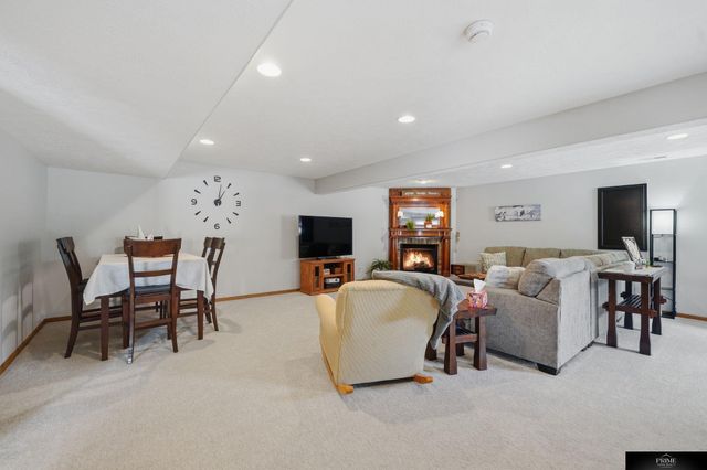 8220 Trail Ridge Court, Lincoln, NE 68505