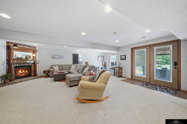 8220 Trail Ridge Court, Lincoln, NE 68505