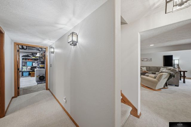 8220 Trail Ridge Court, Lincoln, NE 68505
