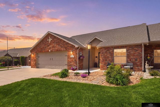 8220 Trail Ridge Court, Lincoln, NE 68505