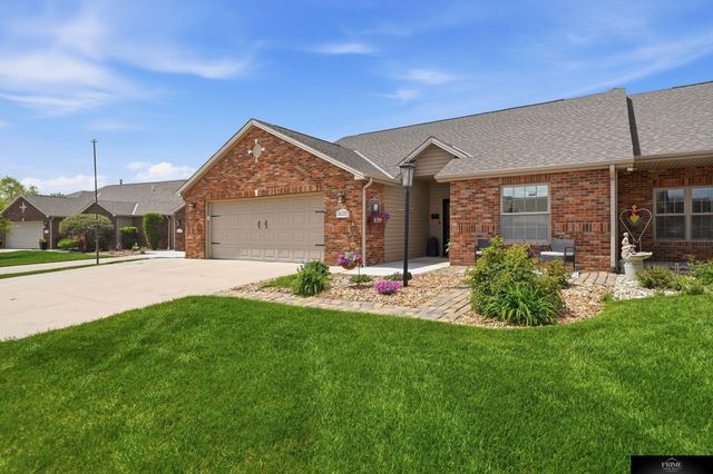 8220 Trail Ridge Court, Lincoln, NE 68505