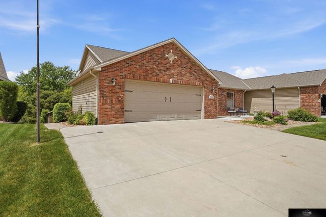 8220 Trail Ridge Court, Lincoln, NE 68505