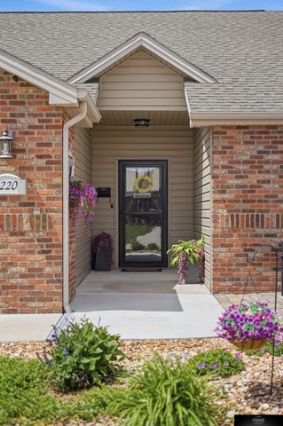 8220 Trail Ridge Court, Lincoln, NE 68505