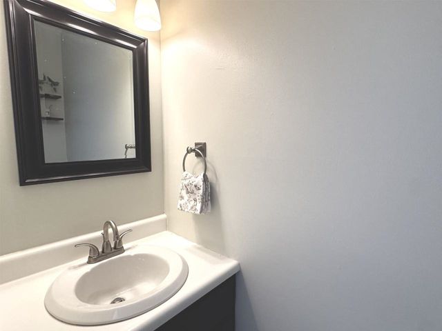 13 Sugartree Ln Unit G4, Essex Junction, VT 05452