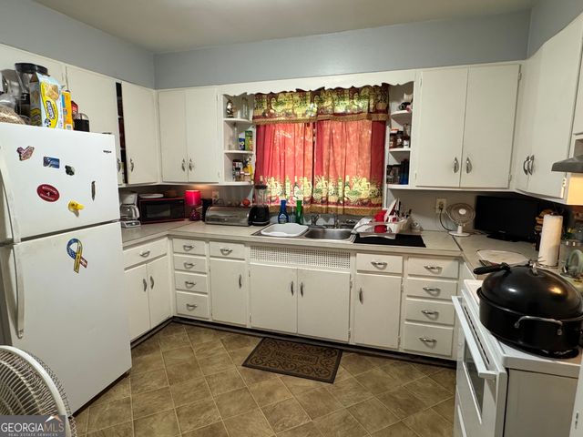 1825 Lyle Avenue, College Park, GA 30337