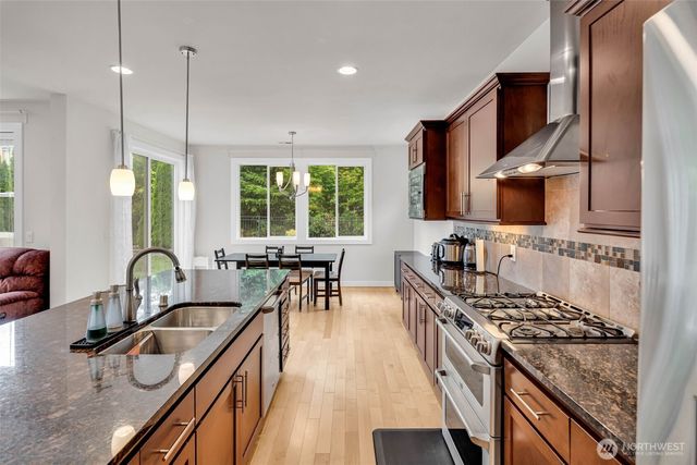 1705 NE Falls Dr, Issaquah, WA 98029