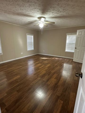 404 River Ridge Circle, Jesup, GA 31545