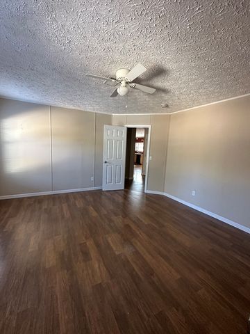 404 River Ridge Circle, Jesup, GA 31545