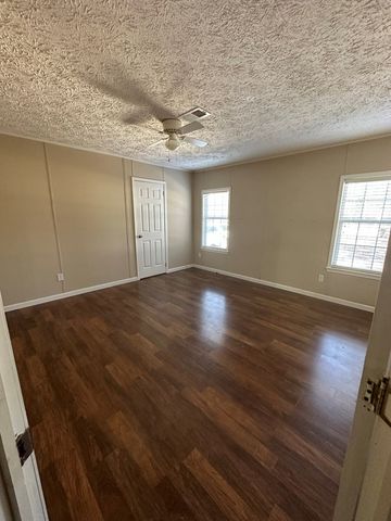 404 River Ridge Circle, Jesup, GA 31545