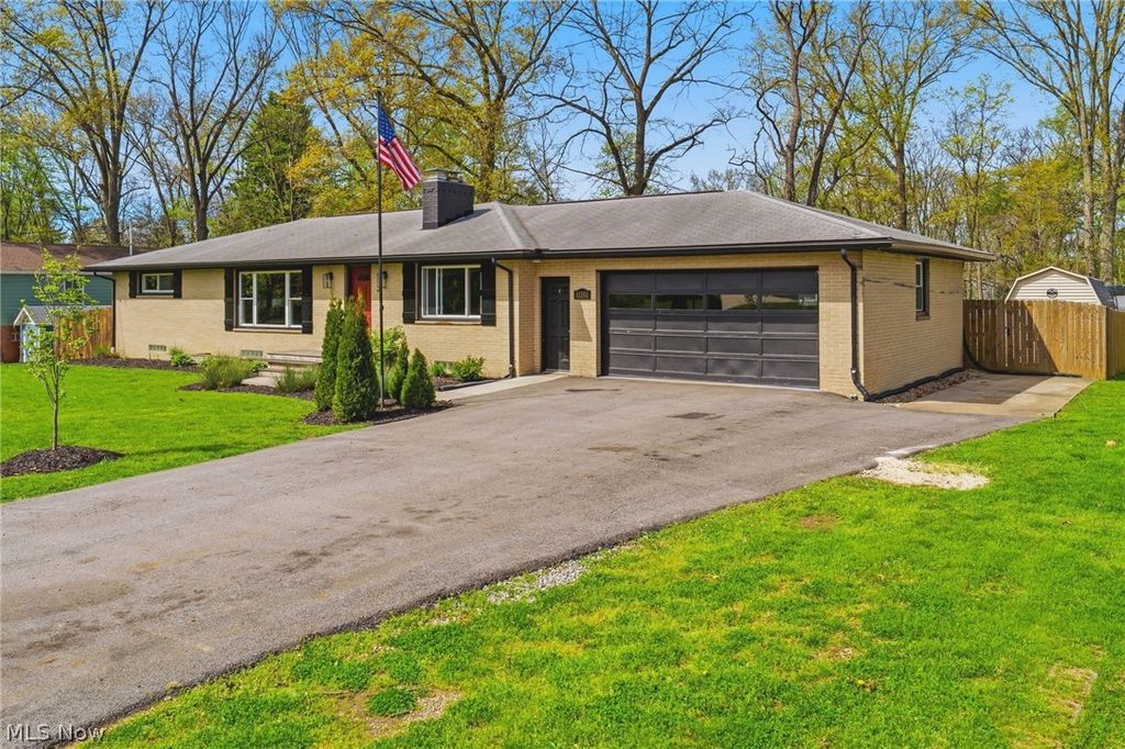 11351 Wilhurst Avenue NE, Hartville, OH 44632