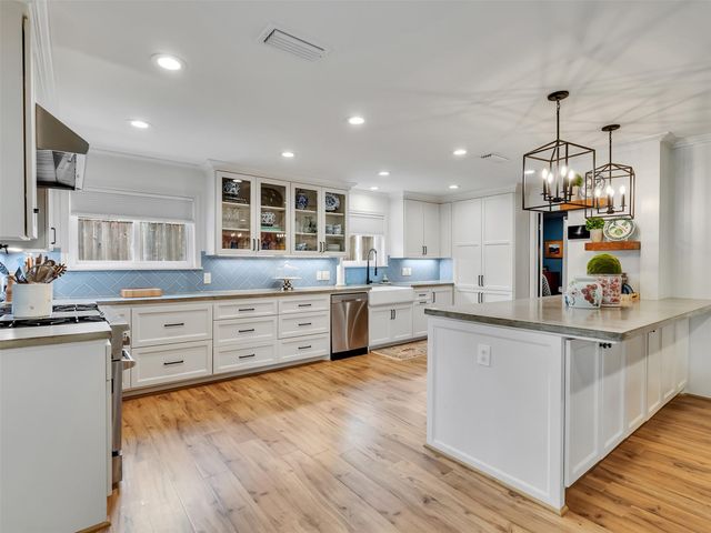 7727 Meadowvale Drive, Houston, TX 77063