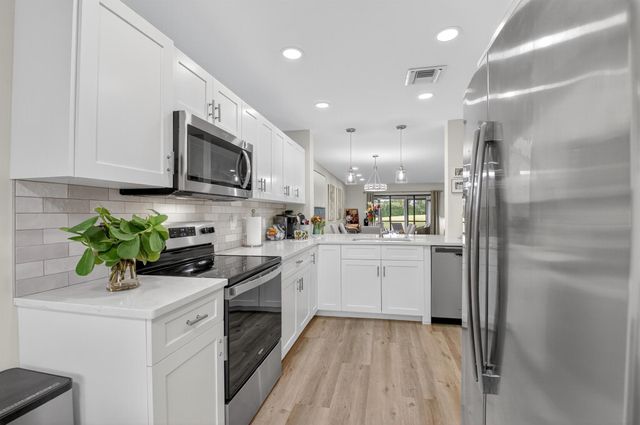 17 Southport Lane E, Boynton Beach, FL 33436