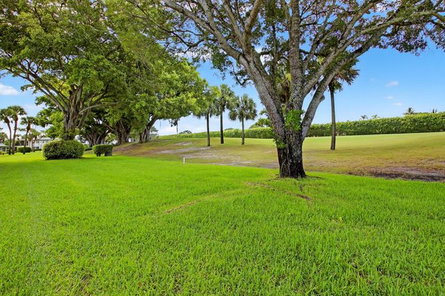 17 Southport Lane E, Boynton Beach, FL 33436