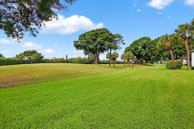 17 Southport Lane E, Boynton Beach, FL 33436