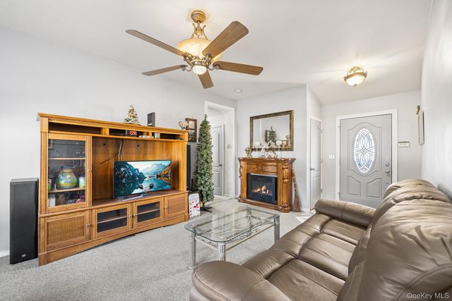 19 Evelyn Road, Port Jefferson Station, NY 11776