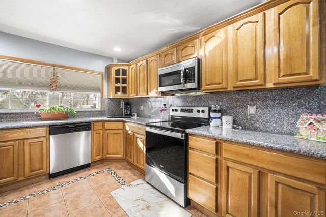 19 Evelyn Road, Port Jefferson Station, NY 11776