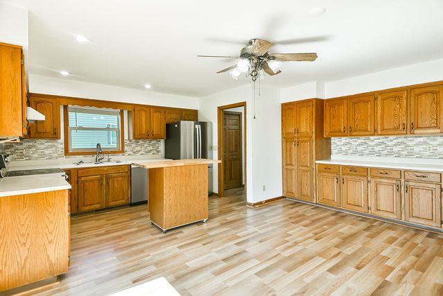 142 Pembroke Road SW, Poplar Grove, IL 61065