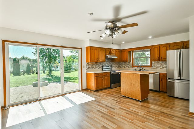 142 Pembroke Road SW, Poplar Grove, IL 61065