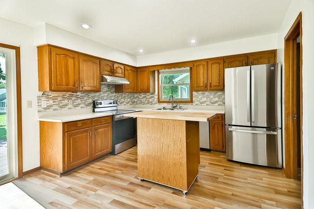 142 Pembroke Road SW, Poplar Grove, IL 61065