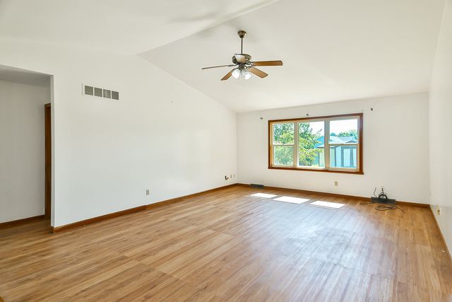 142 Pembroke Road SW, Poplar Grove, IL 61065