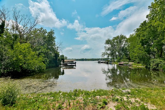 142 Pembroke Road SW, Poplar Grove, IL 61065