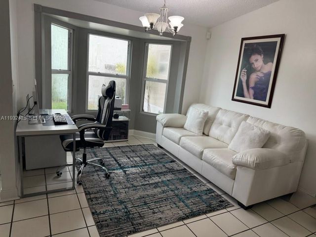 9829 SW 221st St 1, Cutler Bay, FL 33190