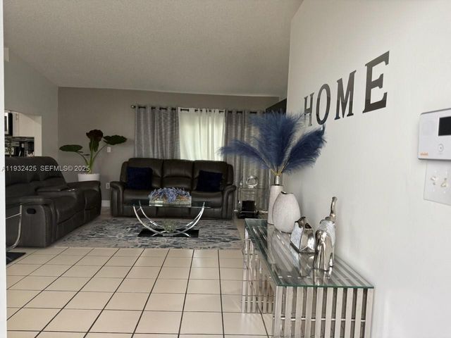 9829 SW 221st St 1, Cutler Bay, FL 33190