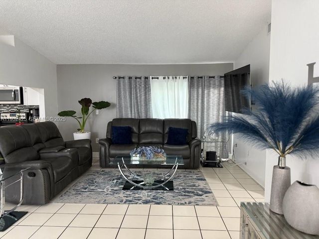 9829 SW 221st St 1, Cutler Bay, FL 33190