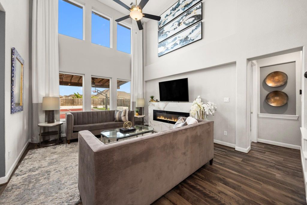 Image 10 of property listing at 24710 Twilight Hollow Lane, Richmond, TX 77406