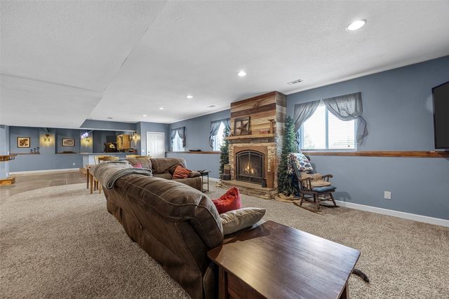 210 Longworth Ave, Alburnett, IA 52202