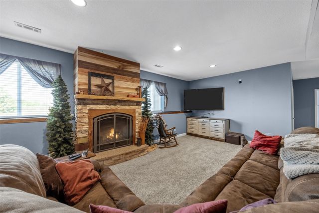 210 Longworth Ave, Alburnett, IA 52202