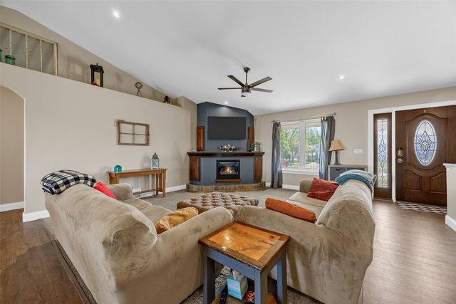 210 Longworth Ave, Alburnett, IA 52202