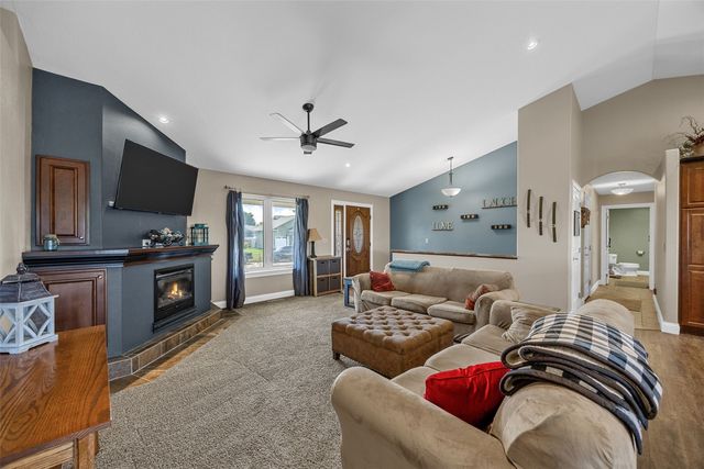210 Longworth Ave, Alburnett, IA 52202