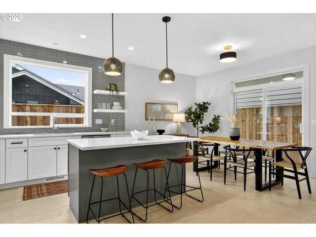 7602 Se CARLTON St A, Portland, OR 97206