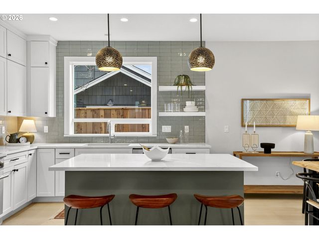 7602 Se CARLTON St A, Portland, OR 97206