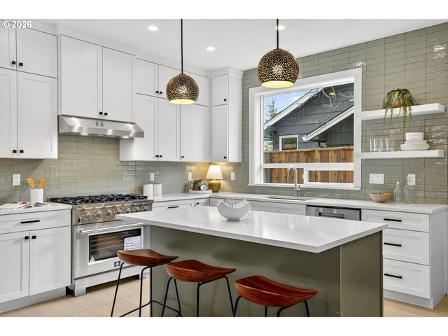 7602 Se CARLTON St A, Portland, OR 97206