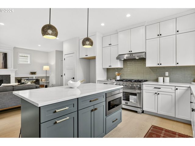 7602 Se CARLTON St A, Portland, OR 97206