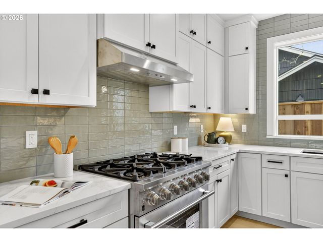 7602 Se CARLTON St A, Portland, OR 97206