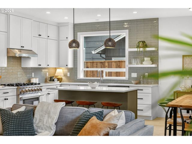 7602 Se CARLTON St A, Portland, OR 97206