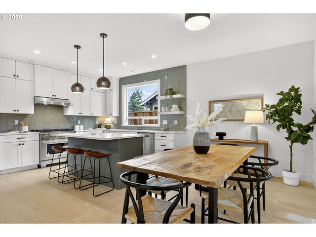 7602 Se CARLTON St A, Portland, OR 97206