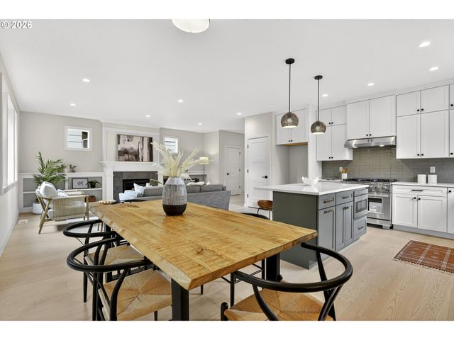 7602 Se CARLTON St A, Portland, OR 97206