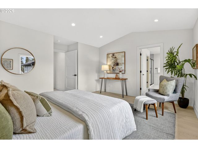 7602 Se CARLTON St A, Portland, OR 97206